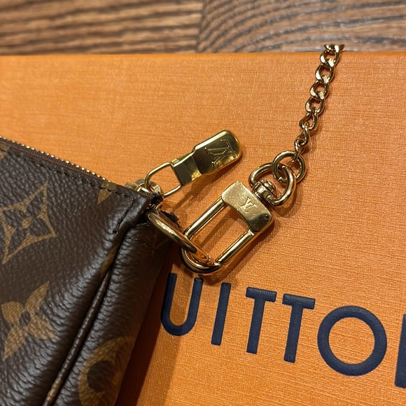 Louis Vuitton Mini Pochette in Monogram - Picture 5 of 10